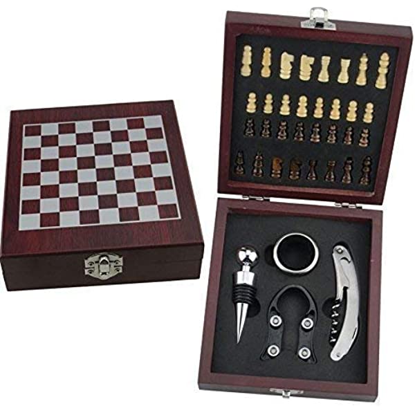 SET DE VINO EN CAJA DE MADERA CON AJEDREZ PORTÁTIL.