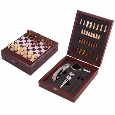 SET DE VINO EN CAJA DE MADERA CON AJEDREZ PORTÁTIL.