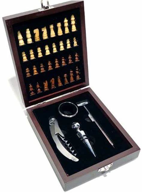 SET DE VINO EN CAJA DE MADERA CON AJEDREZ PORTÁTIL.