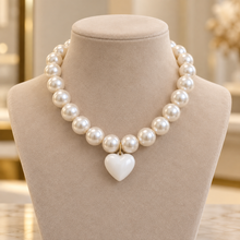 Collar Chicle Blanco Perlado con Corazón Blanco