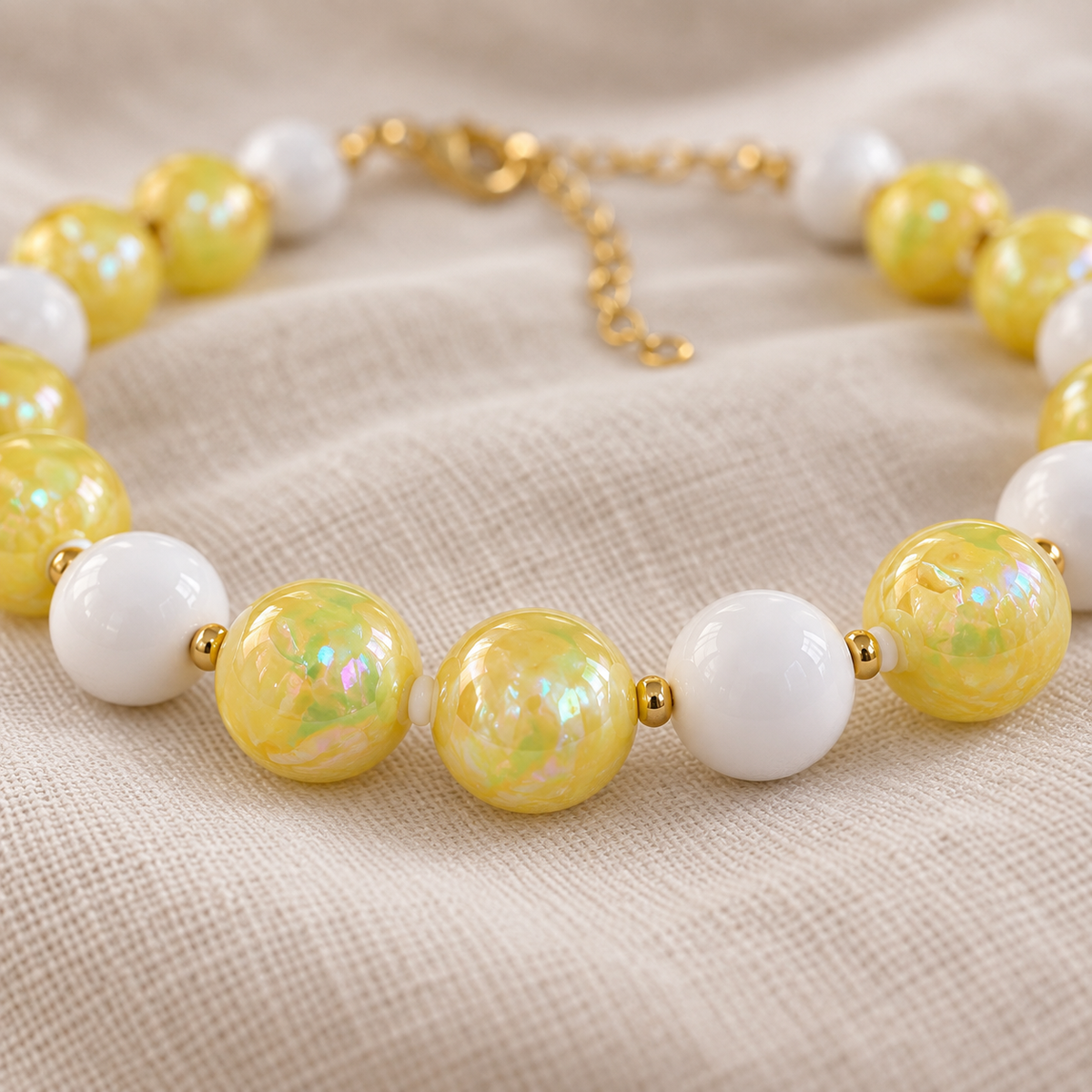 Collar Chicle Amarillo Nacarado y Blanco Ajustable