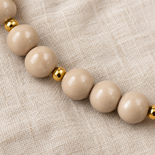 Collar Chicle Beige con Detalles Dorados y Cadena Ajustable