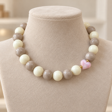 Collar Chicle Marfil y Beige con Corazón Rosado Tornasol Ajustable