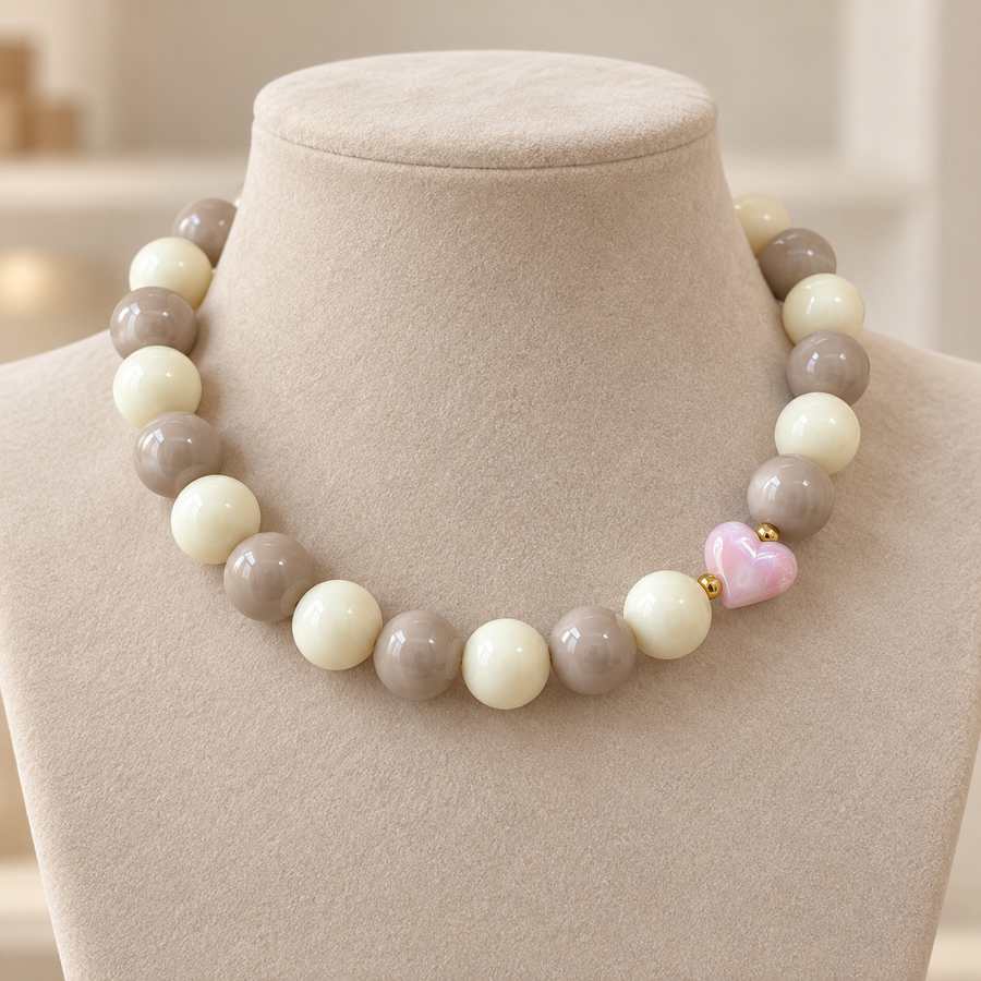 Collar Chicle Marfil y Beige con Corazón Rosado Tornasol Ajustable