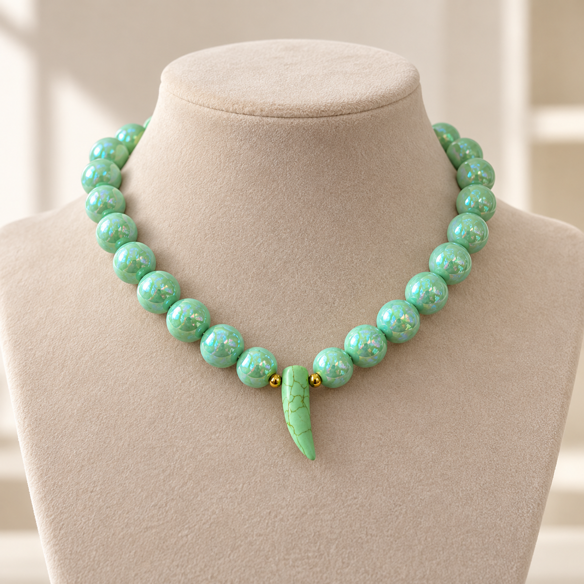 Collar Chicle Verde Tornasol con Dije de Colmillo