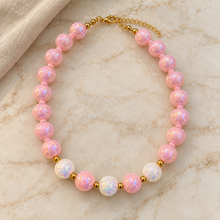 Collar Chicle Rosa Y Blanco Tornasol con Detalles Dorados y Cadena Ajustable