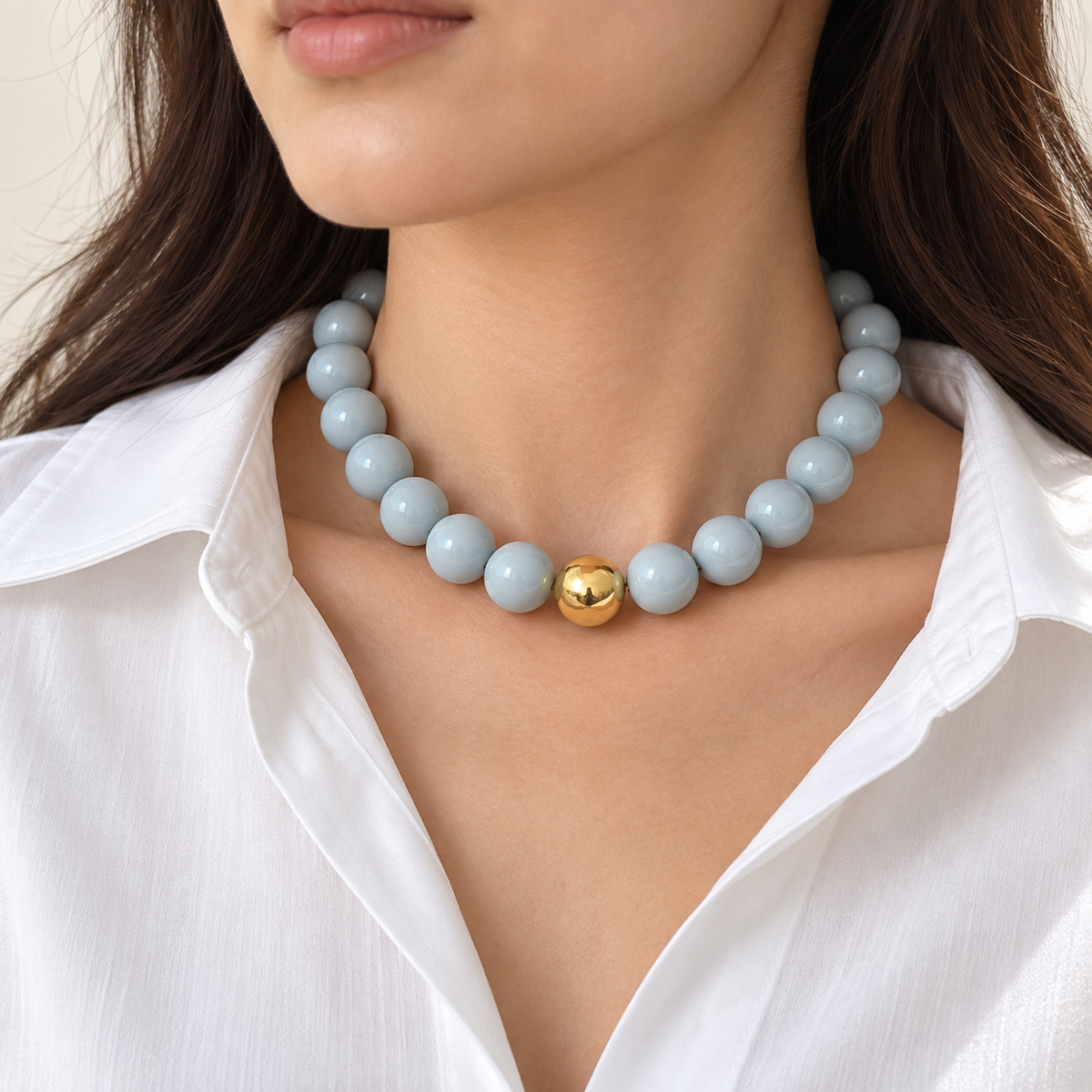 Collar Chicle Gris Claro con Cuenta Dorada Ajustable