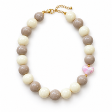 Collar Chicle Marfil y Beige con Corazón Rosado Tornasol Ajustable