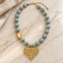 Collar Chicle Blue Love – Corazón Dorado y Cuentas Azul Grisáceo