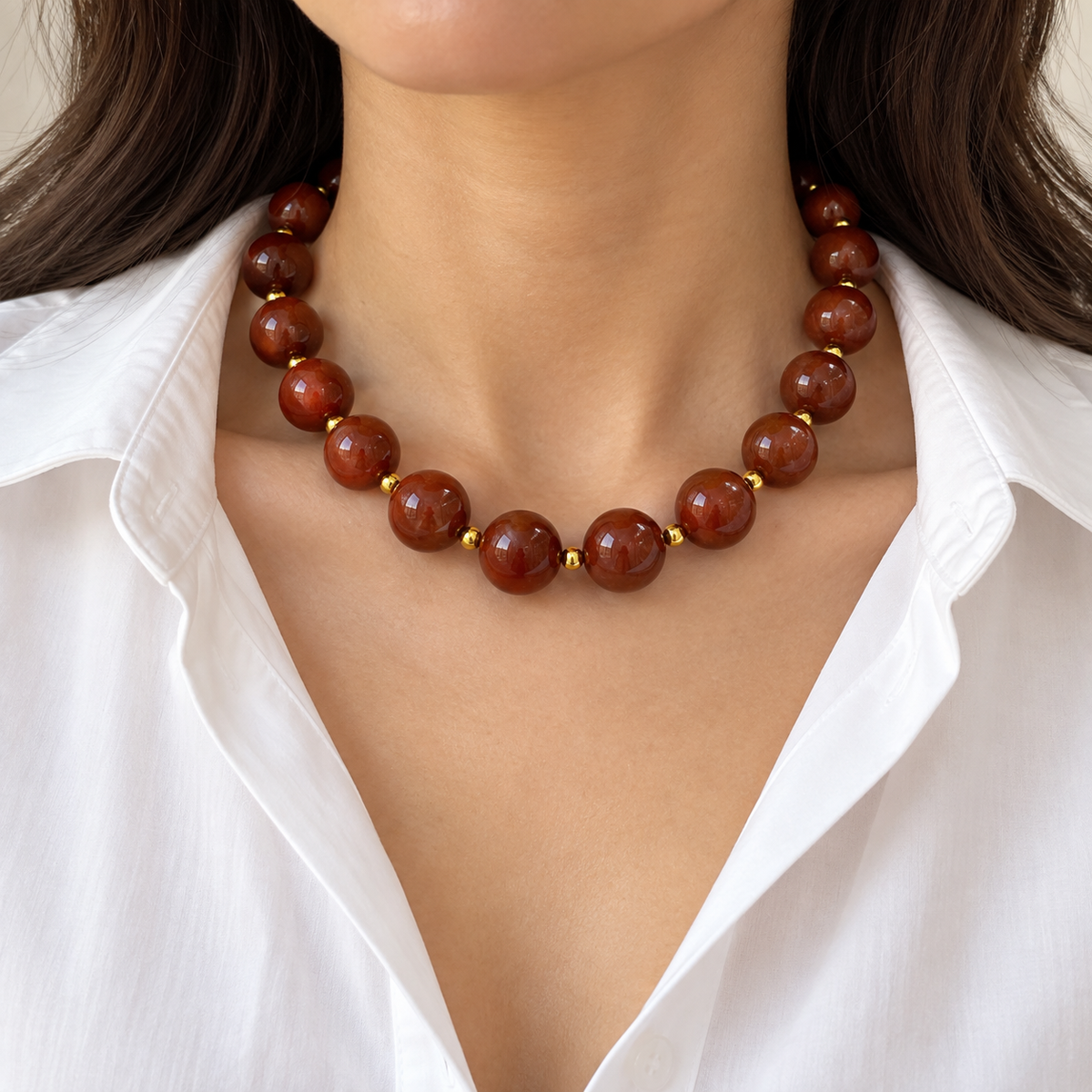 Collar Chicle Cafe con Detalles Dorados Ajustable