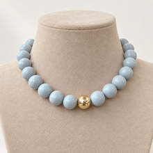 Collar Chicle Gris Claro con Cuenta Dorada Ajustable