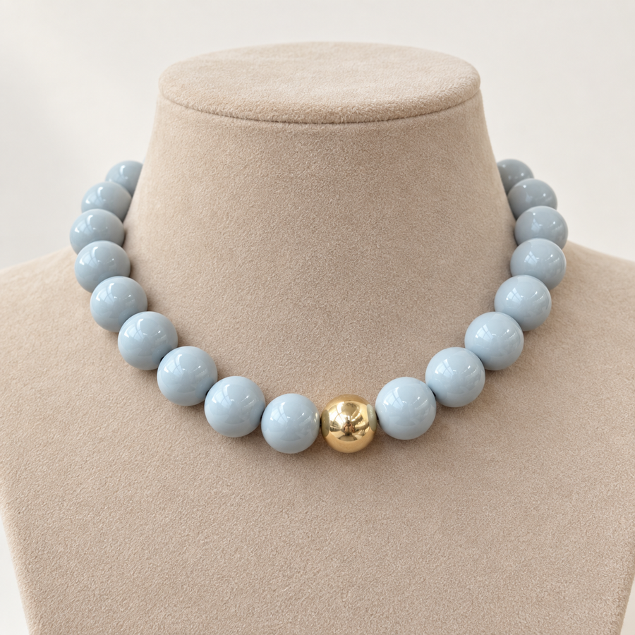 Collar Chicle Gris Claro con Cuenta Dorada Ajustable