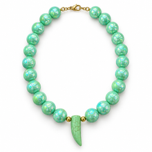 Collar Chicle Verde Tornasol con Dije de Colmillo
