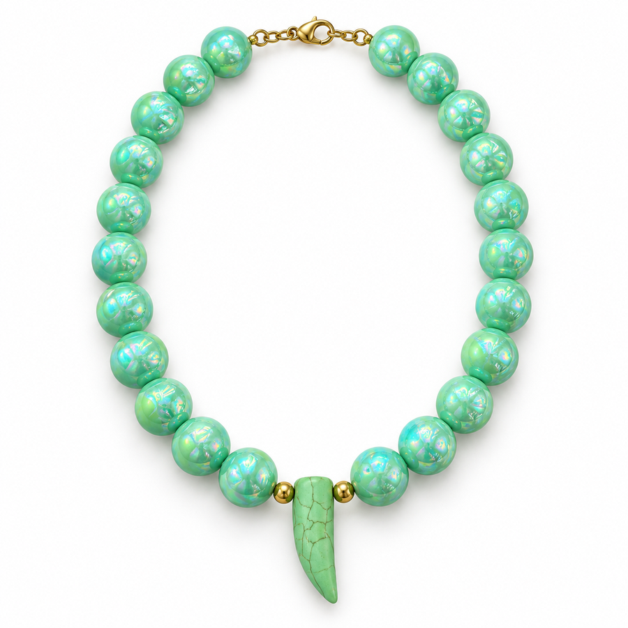 Collar Chicle Verde Tornasol con Dije de Colmillo