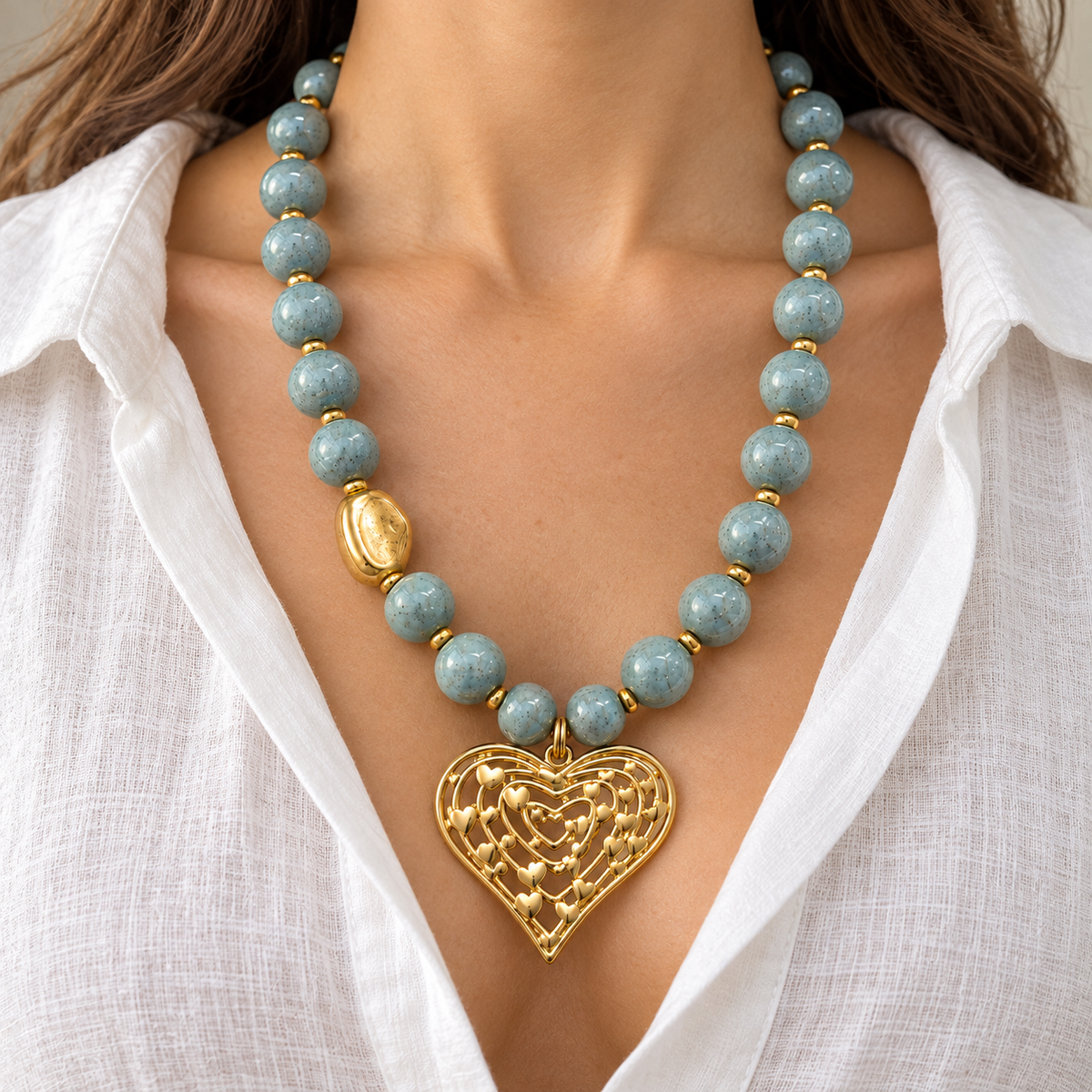 Collar Chicle Blue Love – Corazón Dorado y Cuentas Azul Grisáceo