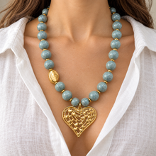 Collar Chicle Blue Love – Corazón Dorado y Cuentas Azul Grisáceo