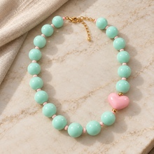 Collar Chicle Verde Menta con Corazón Rosado Ajustable