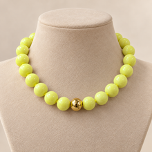 Collar Chicle Amarillo Limón con Cuenta Dorada Ajustable