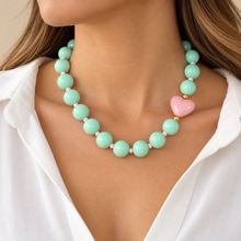 Collar Chicle Verde Menta con Corazón Rosado Ajustable
