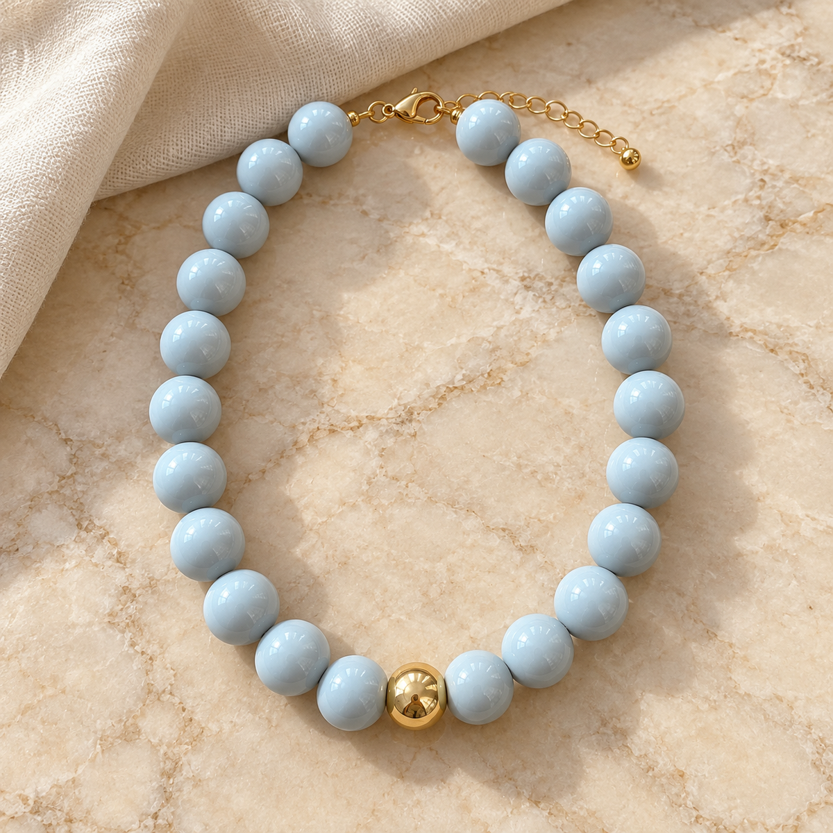 Collar Chicle Gris Claro con Cuenta Dorada Ajustable