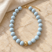 Collar Chicle Gris Claro con Cuenta Dorada Ajustable