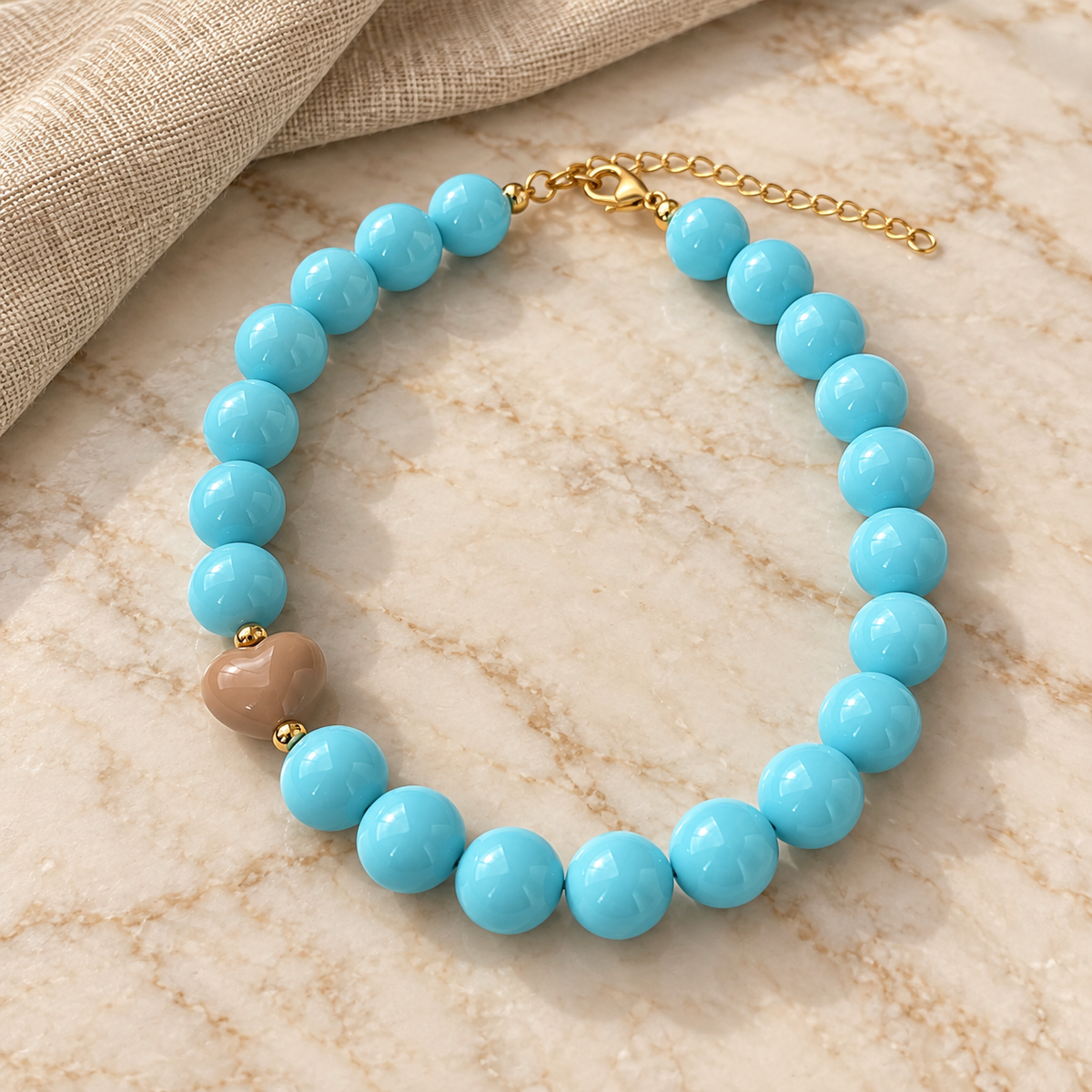 Collar Chicle Celeste con Corazón Beige Ajustable