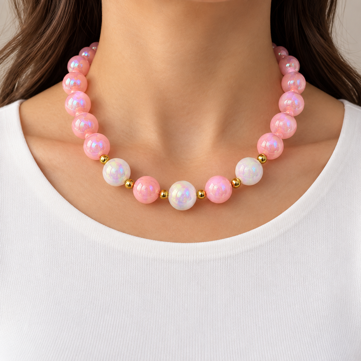 Collar Chicle Rosa Y Blanco Tornasol con Detalles Dorados y Cadena Ajustable