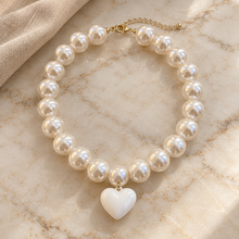 Collar Chicle Blanco Perlado con Corazón Blanco