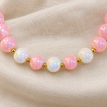Collar Chicle Rosa Y Blanco Tornasol con Detalles Dorados y Cadena Ajustable