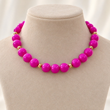 Collar Chicle Fucsia con Detalles Dorados Ajustable