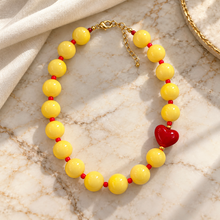 Collar Chicle Amarillo con Corazón Rojo Ajustable