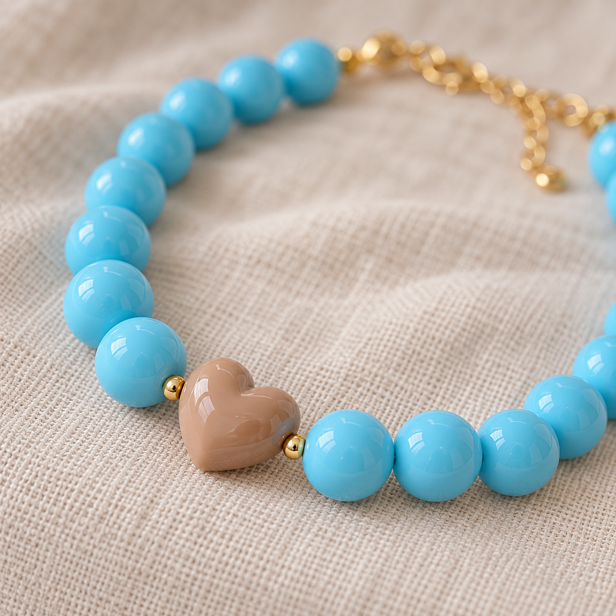 Collar Chicle Celeste con Corazón Beige Ajustable