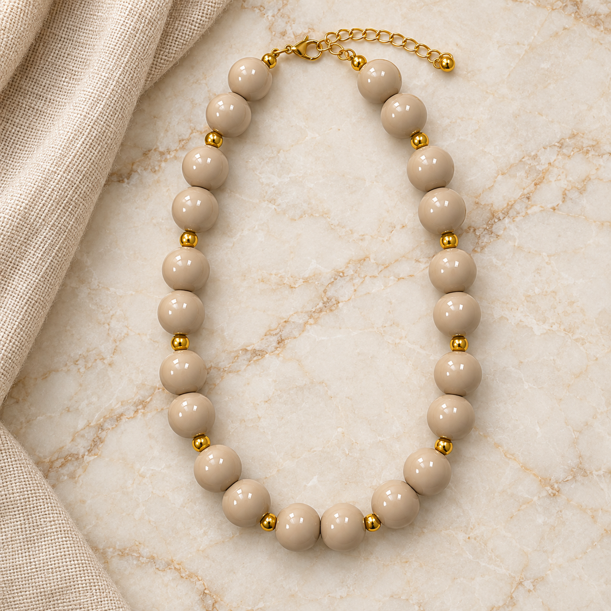 Collar Chicle Beige con Detalles Dorados y Cadena Ajustable