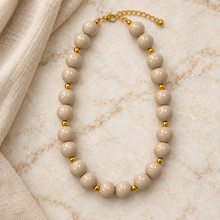 Collar Chicle Beige con Detalles Dorados y Cadena Ajustable