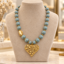 Collar Chicle Blue Love – Corazón Dorado y Cuentas Azul Grisáceo