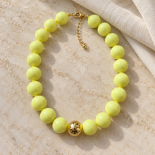 Collar Chicle Amarillo Limón con Cuenta Dorada Ajustable