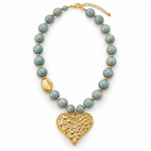 Collar Chicle Blue Love – Corazón Dorado y Cuentas Azul Grisáceo