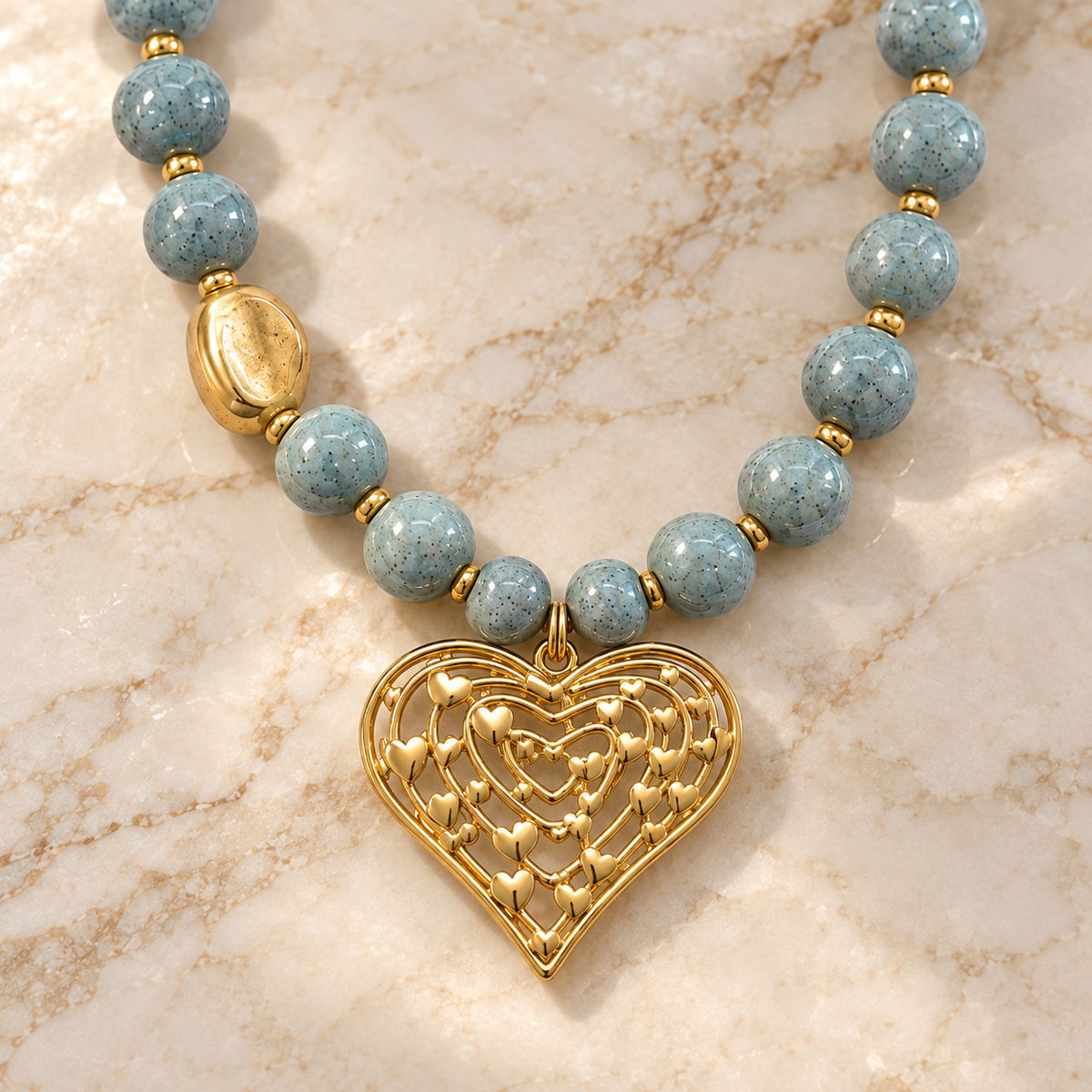 Collar Chicle Blue Love – Corazón Dorado y Cuentas Azul Grisáceo