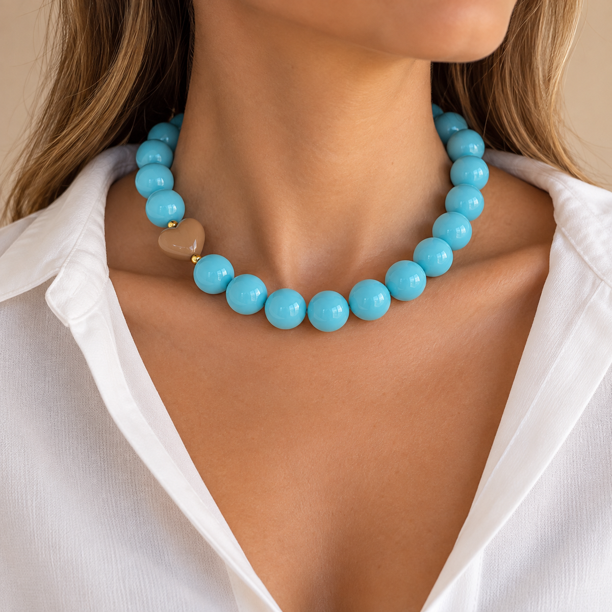 Collar Chicle Celeste con Corazón Beige Ajustable
