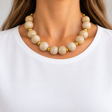 Collar Chicle Beige con Detalles Dorados y Cadena Ajustable