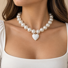 Collar Chicle Blanco Perlado con Corazón Blanco