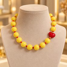 Collar Chicle Amarillo con Corazón Rojo Ajustable