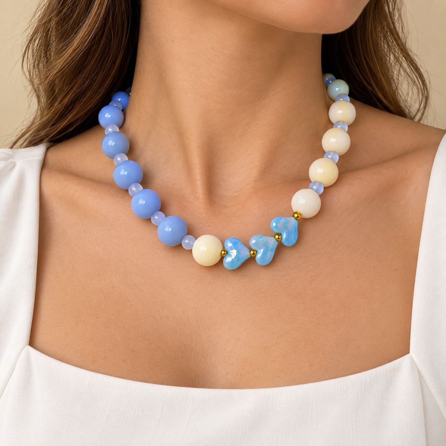 Collar Chicle Azul y Marfil con Corazones Tornasol