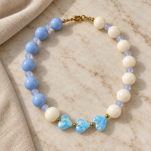 Collar Chicle Azul y Marfil con Corazones Tornasol