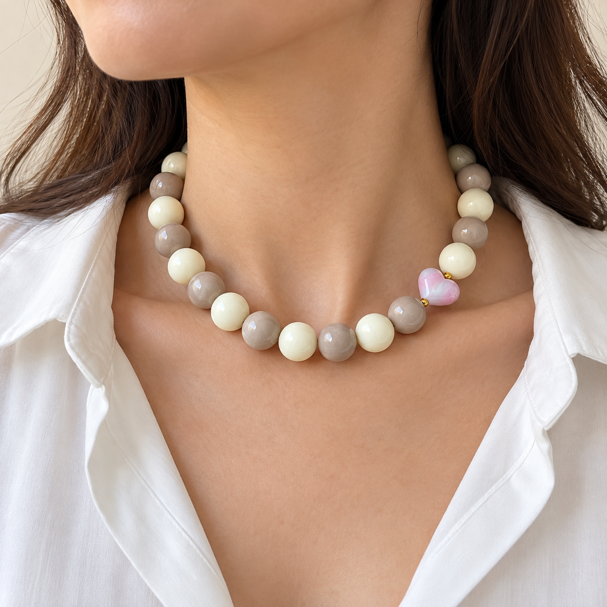 Collar Chicle Marfil y Beige con Corazón Rosado Tornasol Ajustable