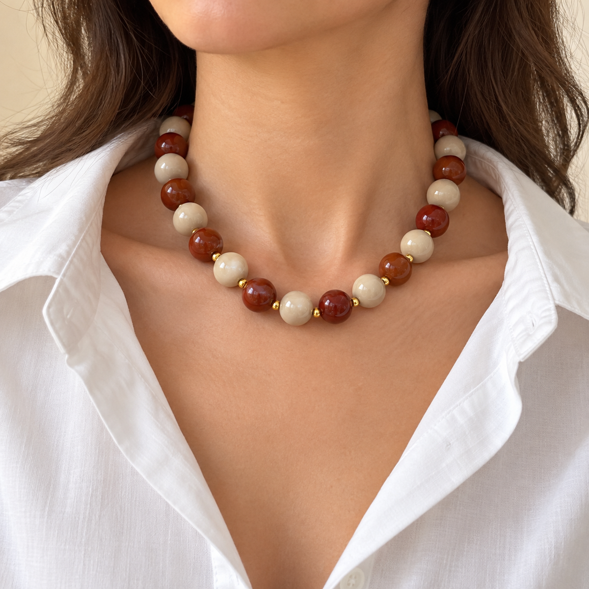 Collar Chicle Marrón y Beige con Detalles Dorados Ajustable
