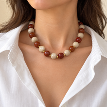 Collar Chicle Marrón y Beige con Detalles Dorados Ajustable