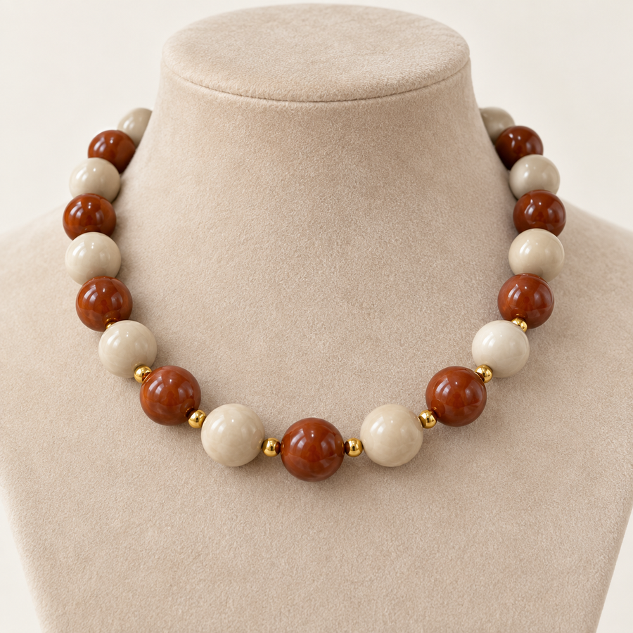 Collar Chicle Marrón y Beige con Detalles Dorados Ajustable