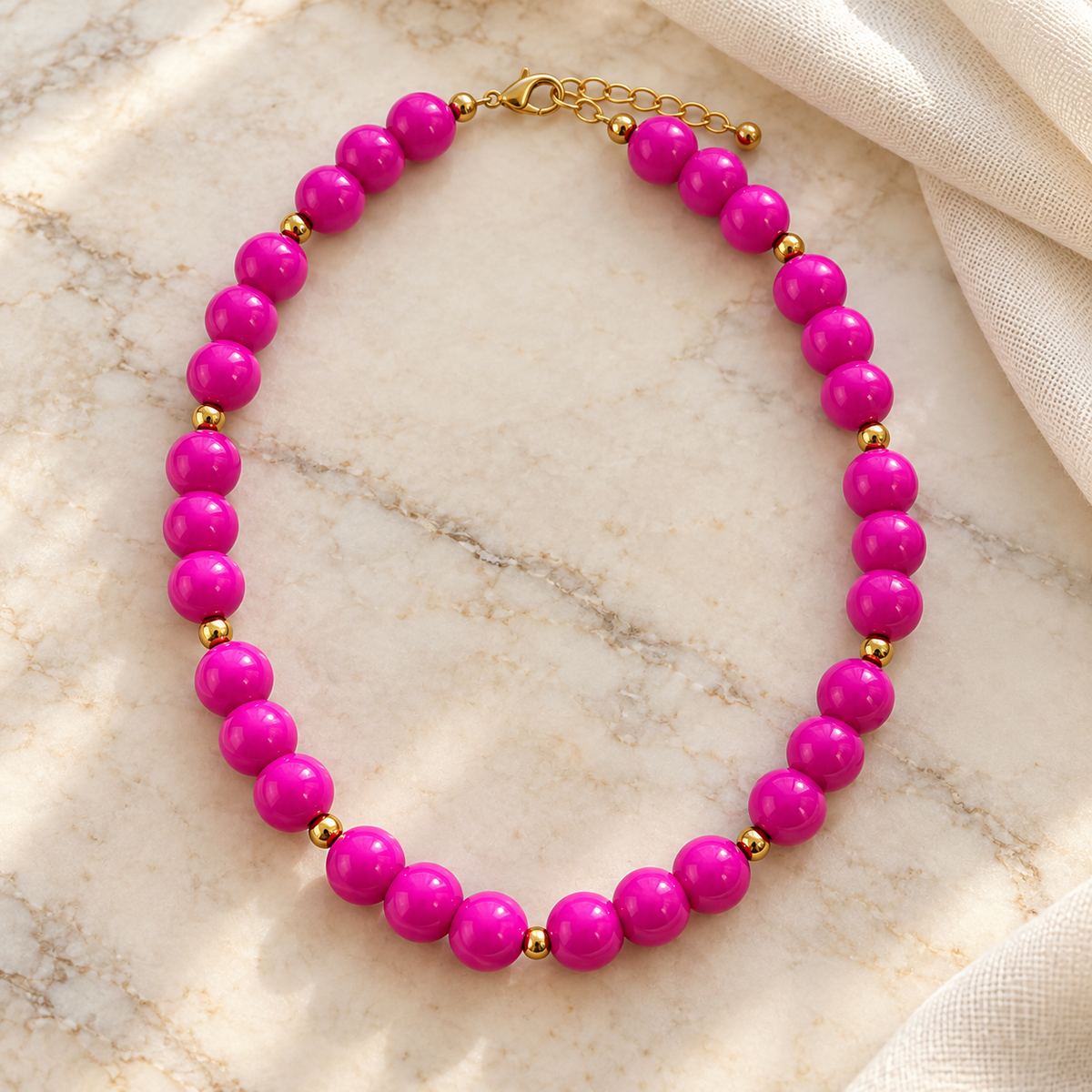 Collar Chicle Fucsia con Detalles Dorados Ajustable