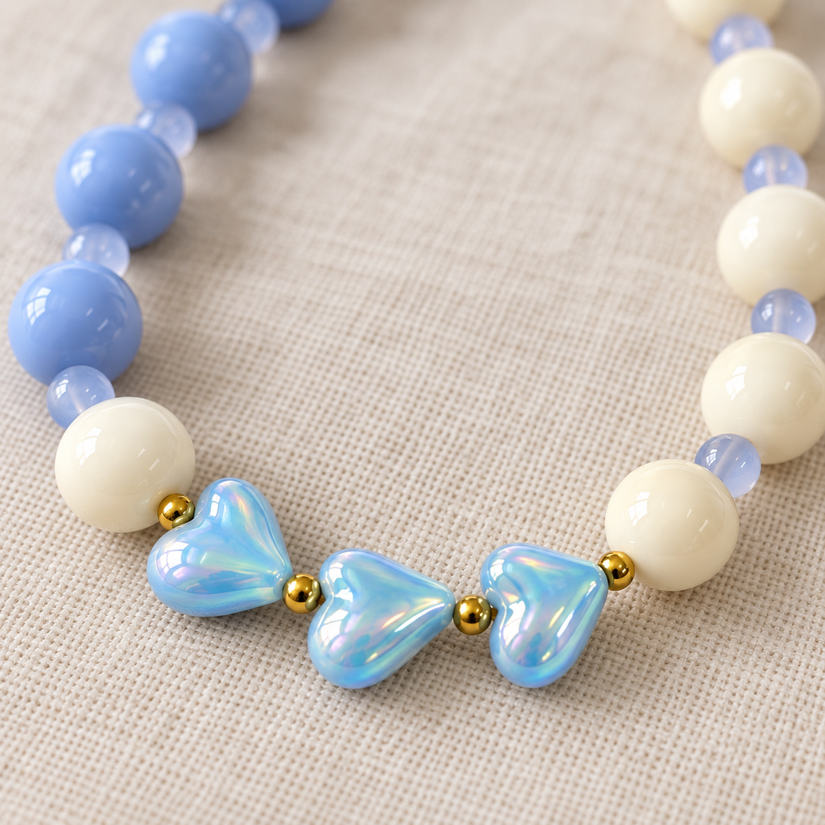 Collar Chicle Azul y Marfil con Corazones Tornasol